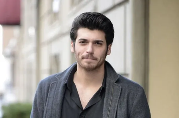 Oyuncu Can Yaman kurala uymadı | İtalya’da 400 euro’luk sosyal mesafe cezası