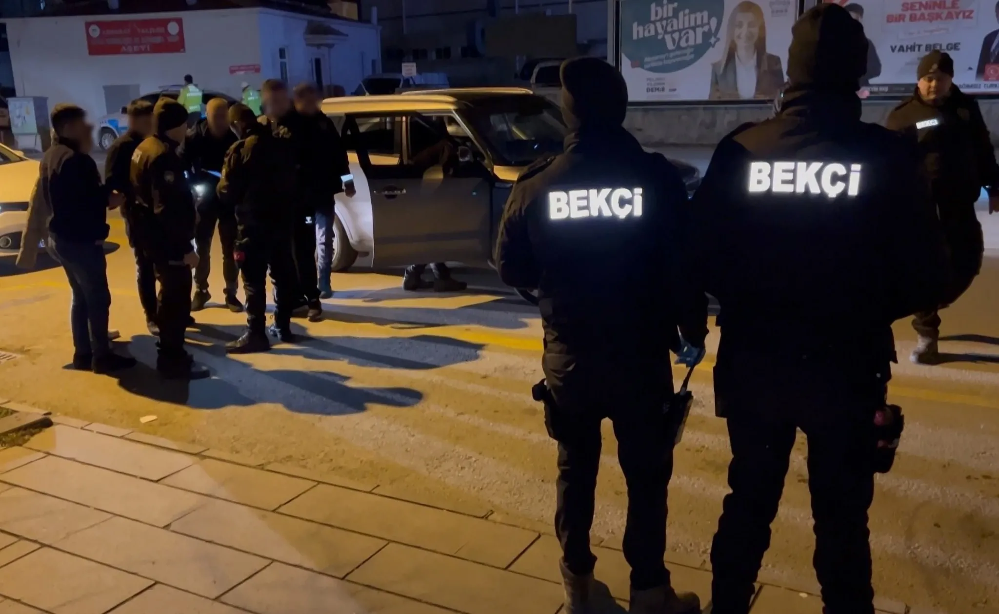 Aksaray’da polisten gece denetimi! Araçlar ve şüpheliler didik didik arandı