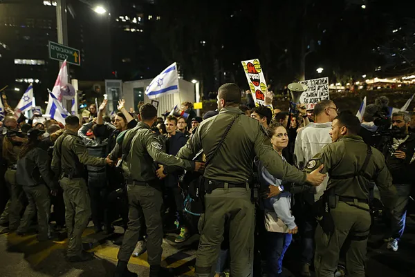 1709412890498.jpg İsrail'de istenmeyen katil: Netanyahu! Tel Aviv'de büyük protesto: Binlerce kişi sokaklara döküldü - 2