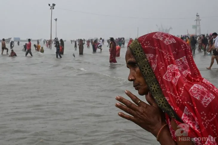 Magh Mela Festivali koronaya rağmen iptal edilmedi! Binlerce Hindü Ganj Nehri’ne girdi