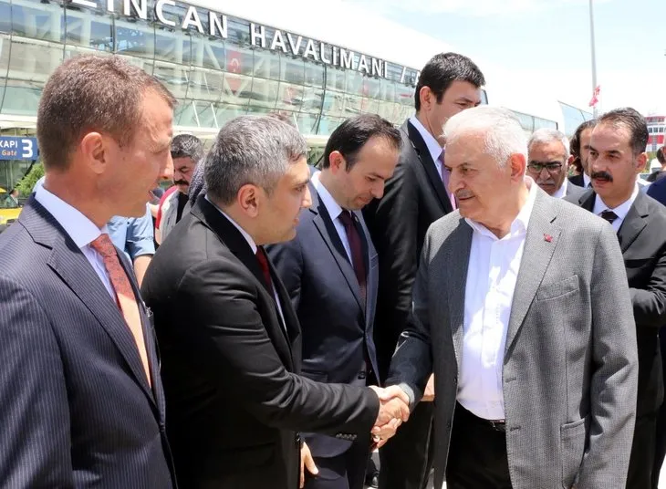 Erzincan'da Binali Yıldırım'a büyük ilgi! Yıldırım'ın yüzlerce hemşehrisiyle tokalaşması 1 saat 8 dakika sürdü