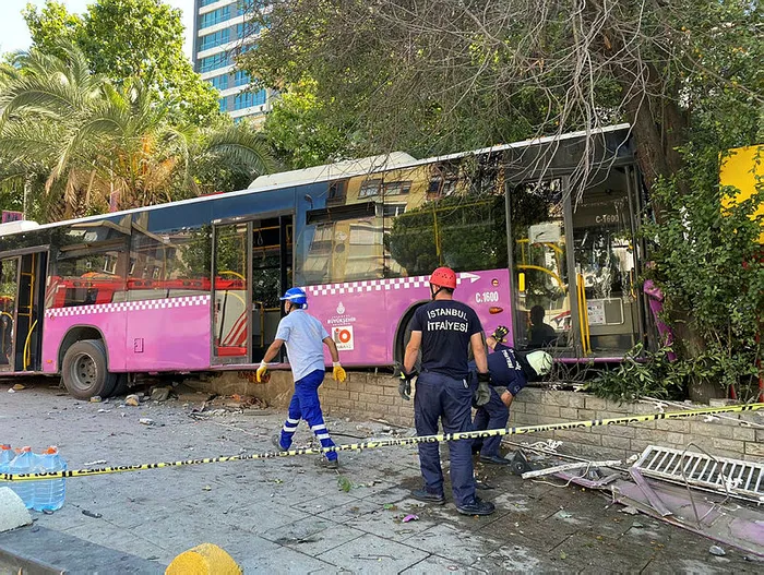 İstanbul Kadıköy'de freni patlayan otobüs iş yerine girdi! Yaralılar var - 2
