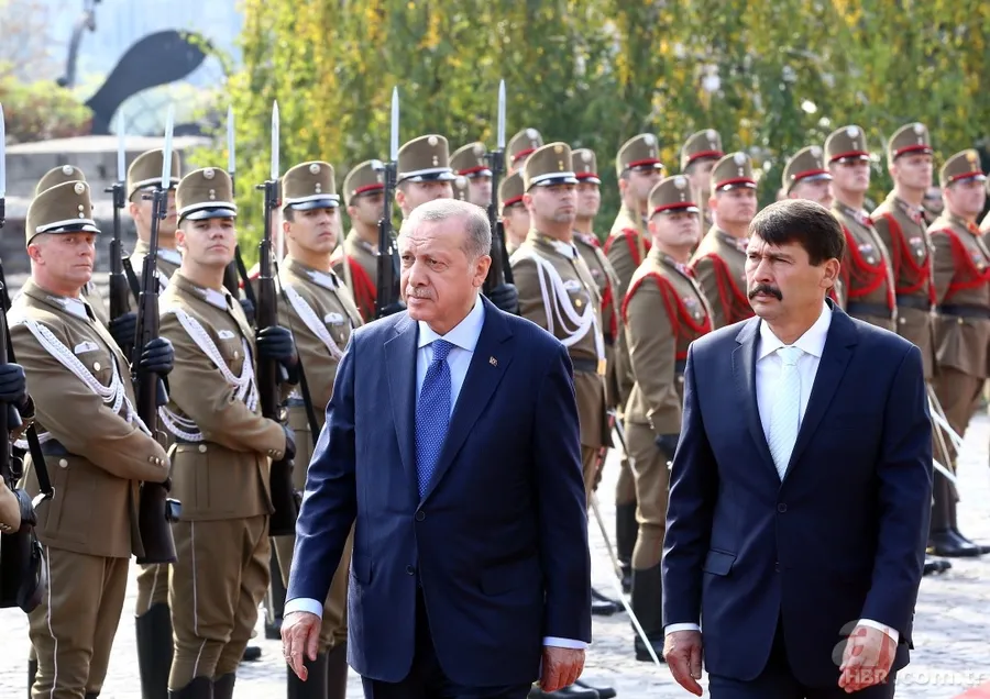 Başkan Erdoğan Janos Ader tarafından resmi törenle karşılandı 17