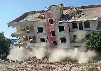 5 katlı bina kepçe darbesiyle yerle bir oldu! Yer: Hatay