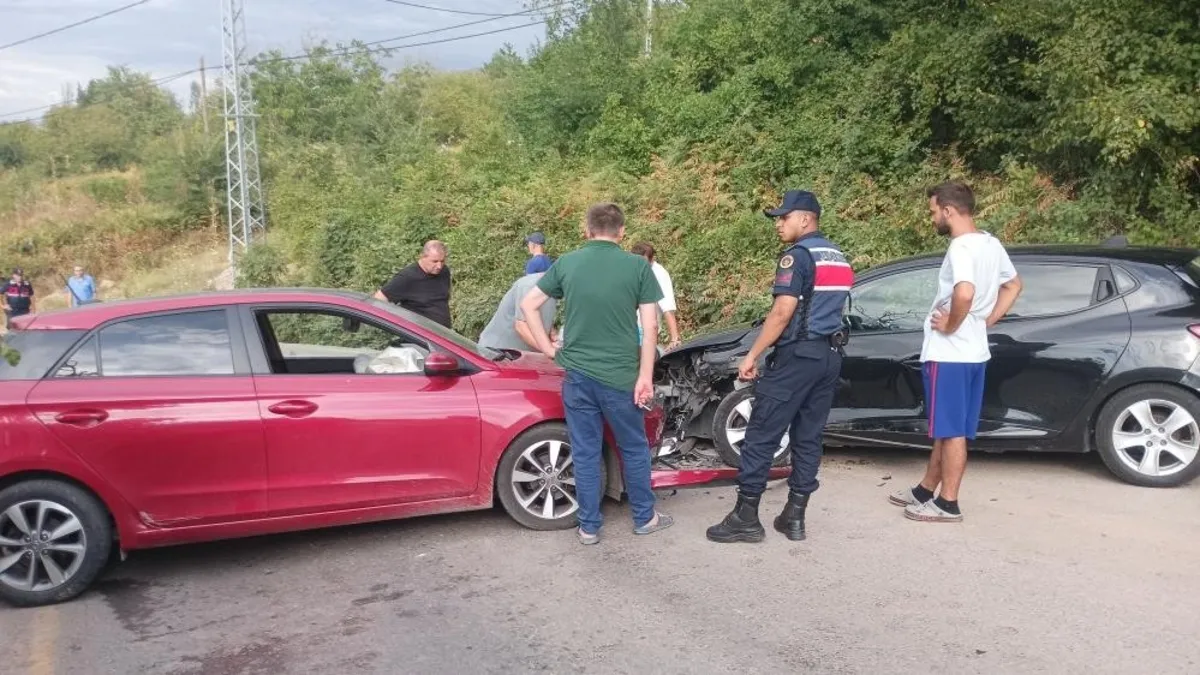 Kocaeli'de otomobiller çarpıştı: 4 yaralı