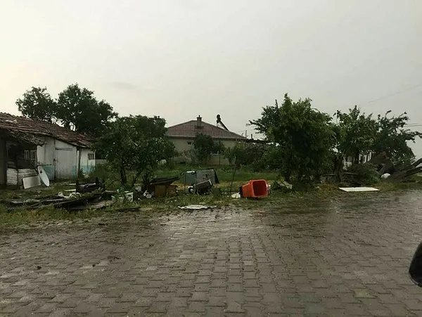 Tekirdağ'da hortum mahalleyi yerle bir etti - 1