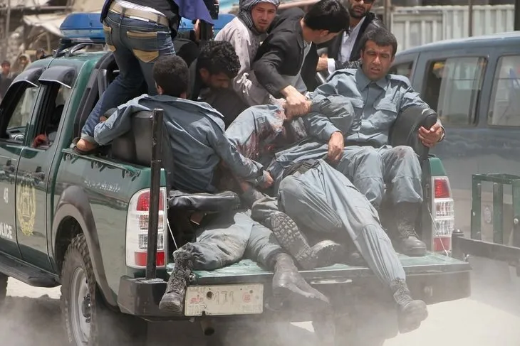 Afganistan’da askeri konvoya saldırı: 30 ölü