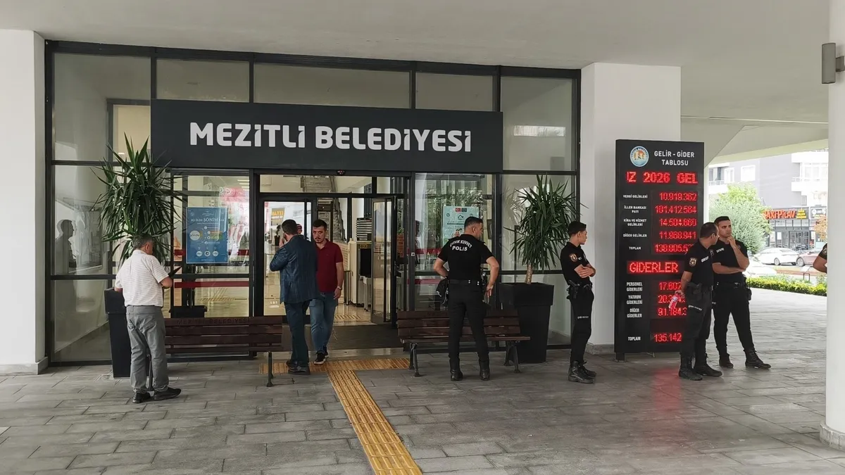mersinde-3-belediyeye-yolsuzluk-operasyonu-vahap-secer-abdullah-ozyigit-ve-ahmet-serkan-tuncer-gozaltinda-1790834318117.jpg Mersin'de 3 belediyeye yolsuzluk operasyonu: Vahap Seçer, Abdullah Özyiğit ve Ahmet Serkan Tuncer gözaltında - 2
