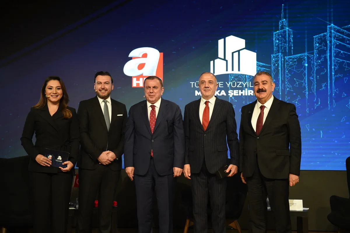 Türkiye’nin farklı bölgelerinden belediye başkanlarını ve yerel yönetim temsilcilerini buluşturan zirvede şehirlerin gelişimine yönelik hedeflere temas edildi.