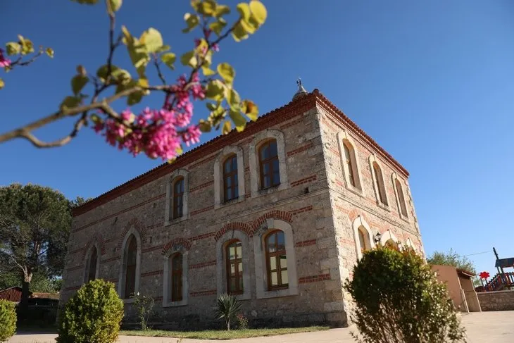 Turistlerin ilgi odağı oldu! Kurtdere Camisi mimarisiyle dikkat çekiyor