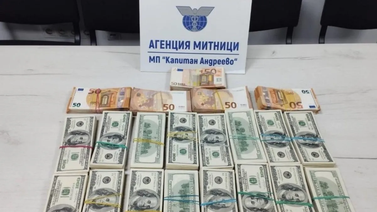 Ukraynalı kadınlar dolarları iç çamaşırına gizledi