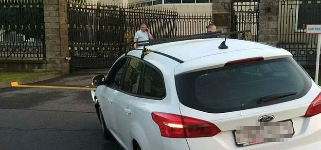 Belarus’ta bir araç Rus Büyükelçiliği’nin girişine daldı