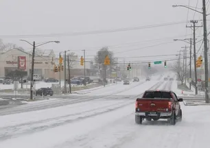 ABD’yi vuran fırtına 230 bin kişiyi elektriksiz bıraktı, binlerce uçuş iptal edildi