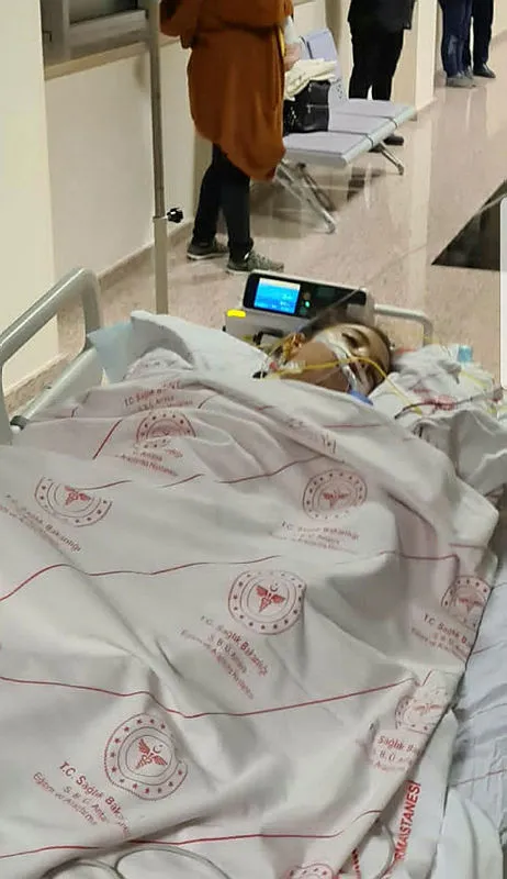 1647190652162.jpg Antalya'da köpeklerden kaçarken kamyonun çarptığı 10 yaşındaki Mehra Melin Pınar'ın sözleri yürek dağladı: Ölmeyeceğim değil mi baba? - 1
