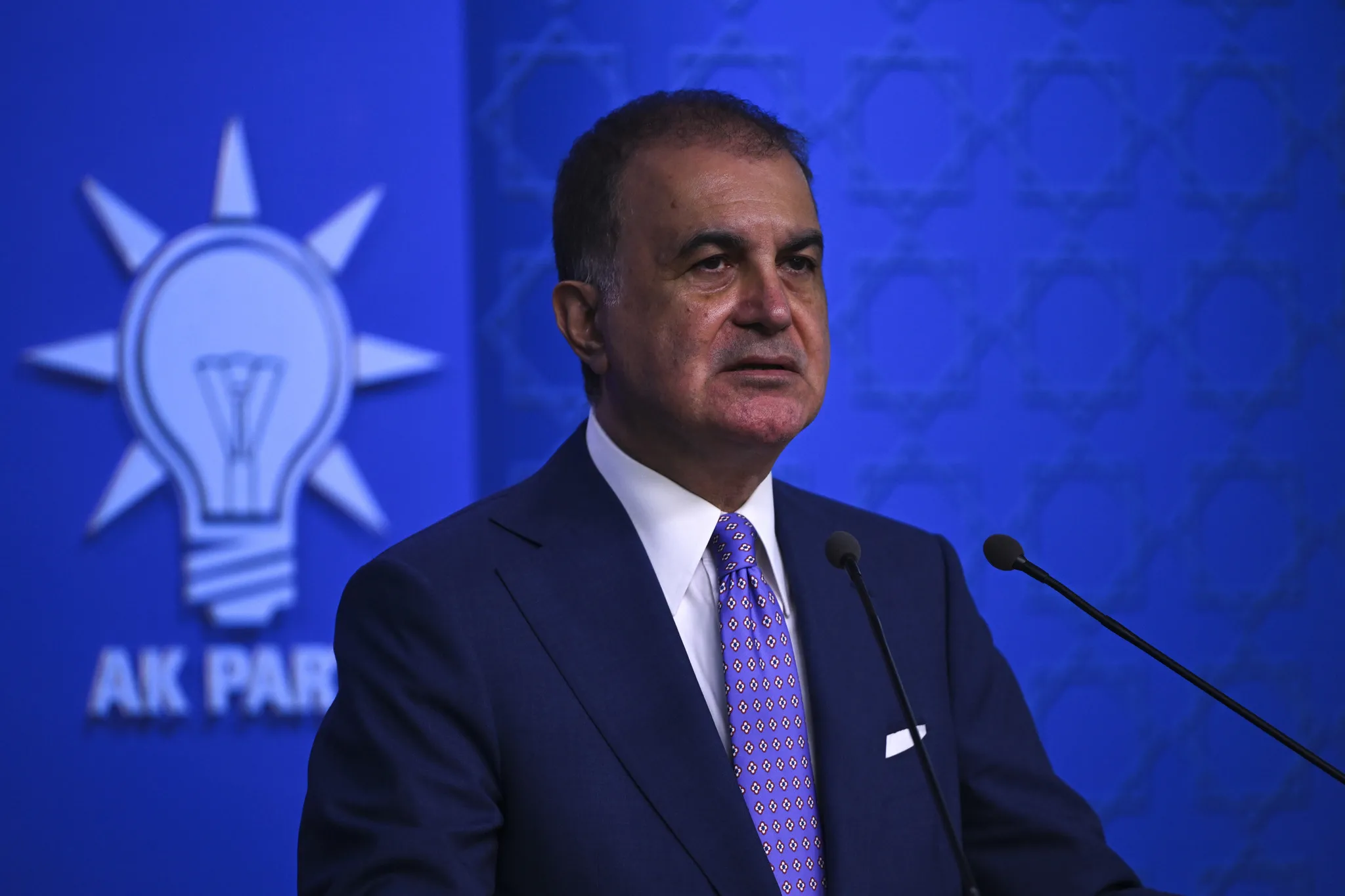 AK Parti'den Özgür Özel'in tehdit üslubuna çok sert tepki! Ömer Çelik: Siyaset adabıyla çok ciddi sorunları var