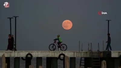 Dolunay ile insan silüetleri aynı karede