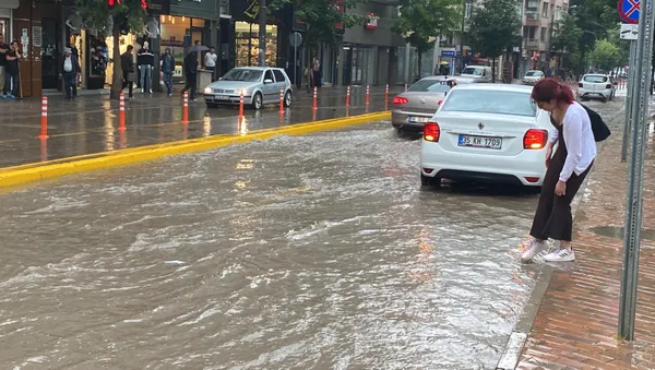 meteorolojiden-34-il-icin-pes-pese-sari-kodlu-uyari-geldi-ani-sel-baskinina-dikkat-12-haziran-2022-hava-durumu-1655004444564.jpg Meteoroloji'den 34 il için peş peşe "sarı" kodlu uyarı geldi! Ani sel baskınına dikkat | 12 Haziran 2022 hava durumu | Yağışlar devam edecek mi? - 7