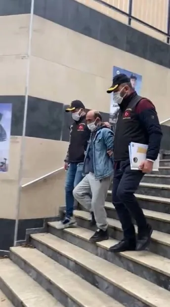 arkadasini-kufurlesme-yuzunden-oldurdu-cinayeti-sohbet-arasinda-agzindan-kacirdi-1639125159196.jpg Arkadaşını ‘küfürleşme’ yüzünden öldürdü! Cinayeti sohbet arasında ağzından kaçırdı - 2