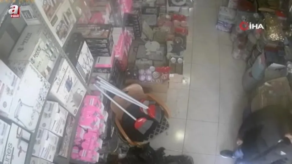 Üç iş yerini soydu