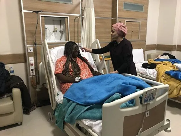ABD’li hemşire Kelly Damian ameliyat için Kars’a geldi