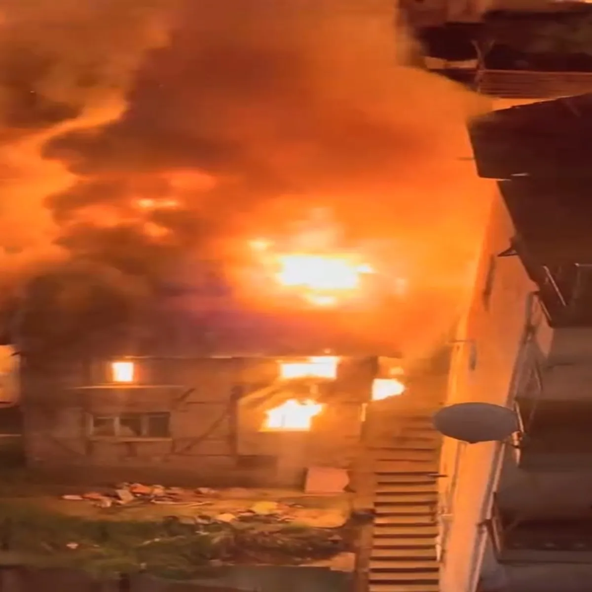 Kocaeli'de 2 katlı metruk binada yangın