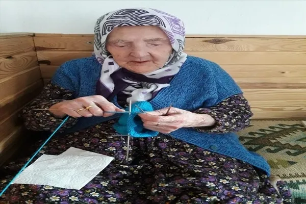 Zeliha nineden soğukta görev yapan askerlere çorap - 3