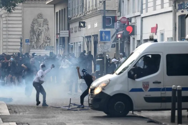 Fransa'da kaos büyüyor! Yağma, kargaşa, sokak olayları... OHAL ilan edilecek mi? Macron'dan ateşi körükleyen adım