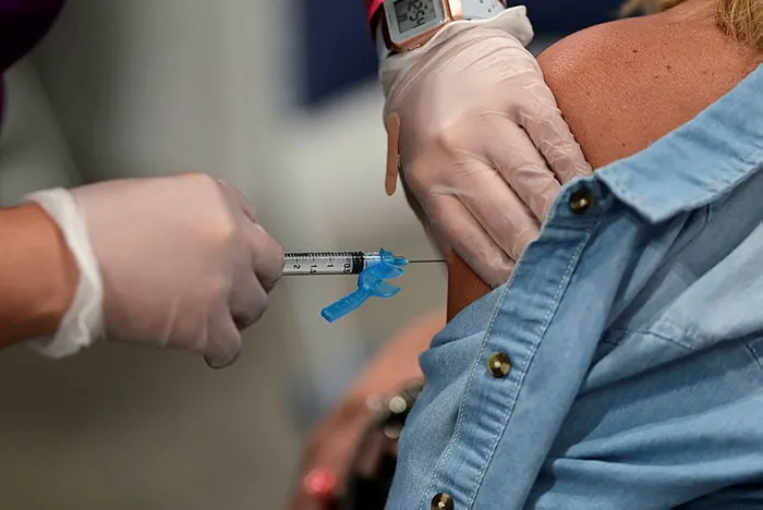 Johnson and Johnson 12-17 yaş aralığına Kovid-19 aşı denemelerine başladı