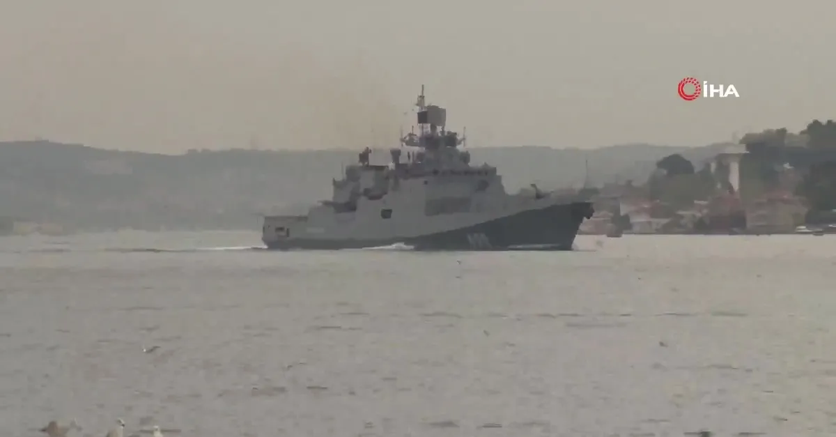 Rus savaş gemisi "Admiral Makarov" İstanbul Boğazı'ndan geçti