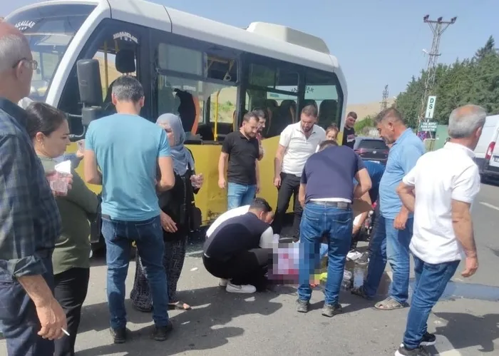 mardinde-minibus-ile-motosiklet-carpisti-2-agir-yarali-1714315343989.jpg Mardin'de minibüs ile motosiklet çarpıştı: 2 ağır yaralı - 2