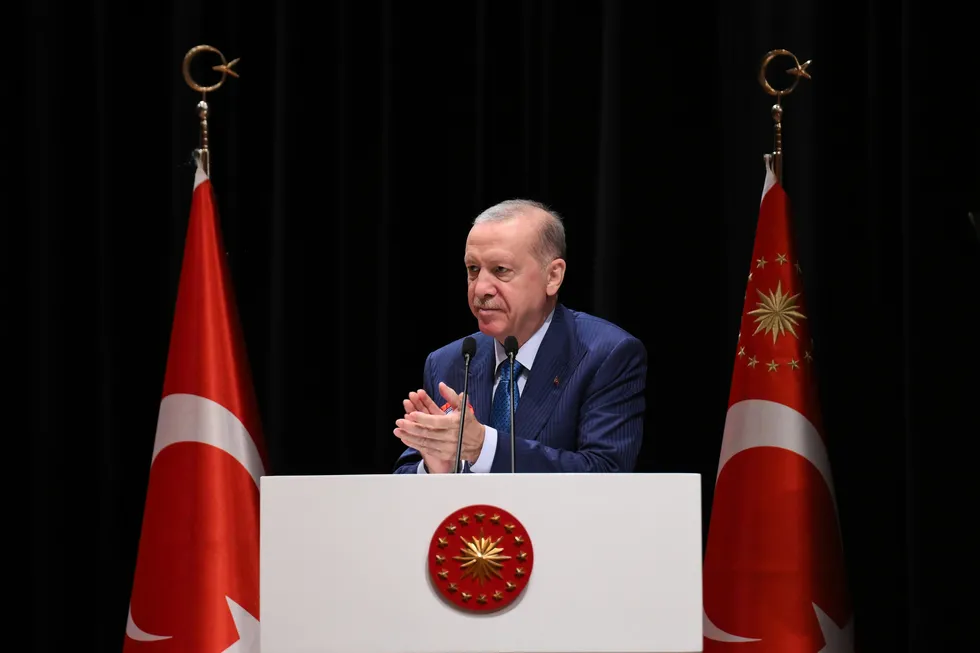 baskan-erdogandan-mezuniyet-toreninde-net-mesaj-milli-guvenlikten-taviz-vermeyiz-1783695581619.jpg Başkan Erdoğan'dan mezuniyet töreninde net mesaj: Milli güvenlikten taviz vermeyiz - 1