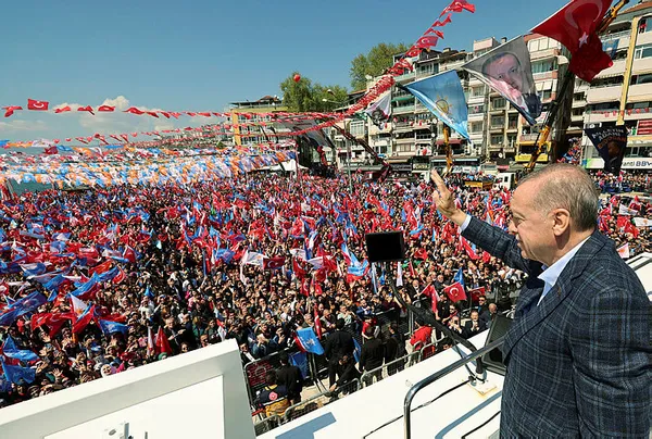 Başkan Erdoğan Gemlik’te Togg direksiyonunda! Yoğun ilgi arasında araç içi görüntülerinde eğlenceli anlar