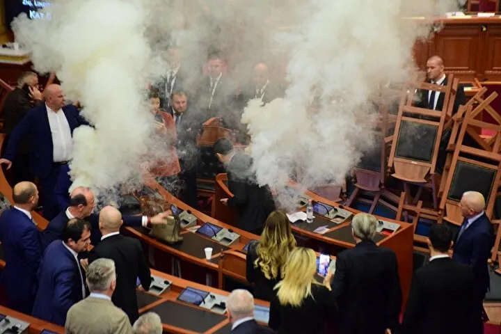 Muhalefet sis bombası attı: Arnavutluk parlamentosunda ortalık karıştı