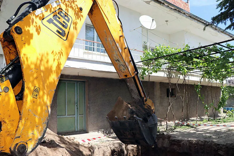Rüyasında define gördü, bahçesini kazdırdı ama sonu hüsran - 2