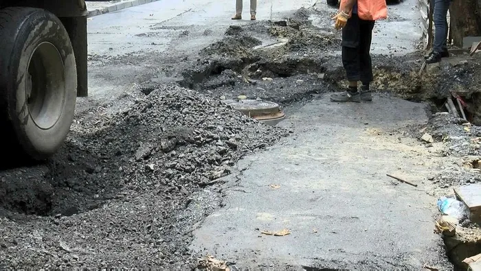 1720094855949.jpeg İSKİ'nin kazdığı yol çöktü araçlar içine düştü! Yer: Bayrampaşa - 1