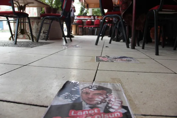 Macron’un fotoğrafına basıp çay içiyorlar