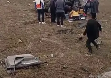 Otomobil elektrik direğine çarptı