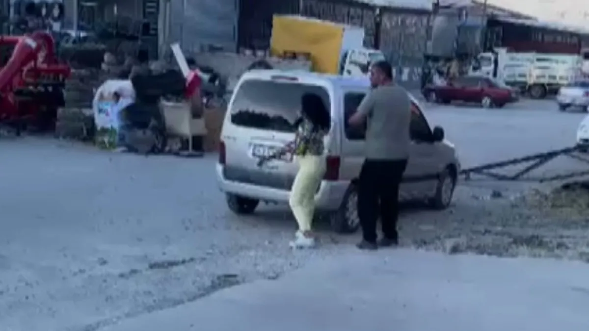 Sevgilisinin arabasına çekiçli saldırdı