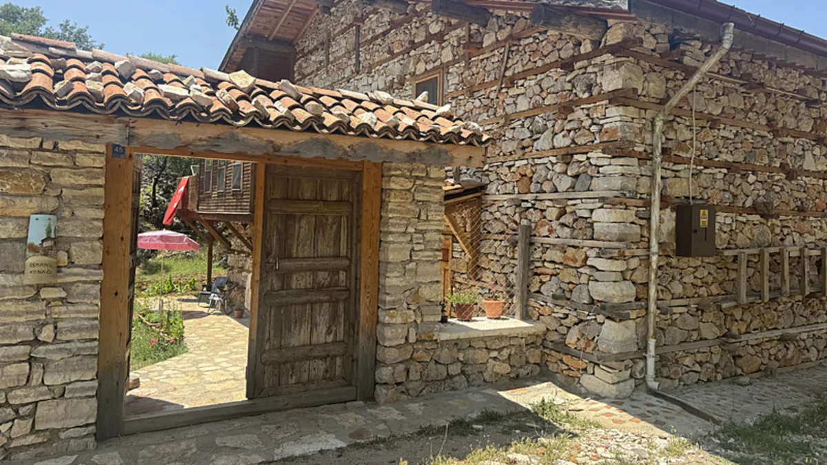 Atalarından kalan tarihi 'düğmeli evi' restore edip turizme kazandırdı