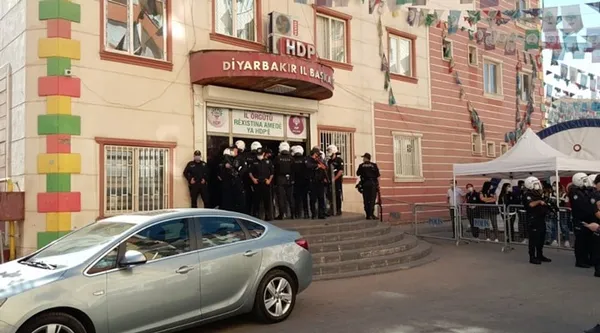 oglu-daga-kacirilan-acili-baba-hdpye-isyan-etti-ben-oglumu-hdp-ve-pkkdan-istiyorum-1671349098735.jpg Oğlu dağa kaçırılan acılı baba HDP'ye isyan etti! Ben oğlumu HDP ve PKK’dan istiyorum - 3