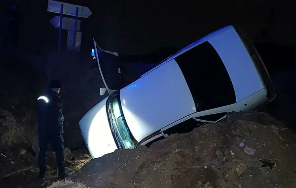 sivasta-devrilen-otomobilin-surucusu-agir-yaralandi-1675631160939.jpg Sivas'ta devrilen otomobilin sürücüsü ağır yaralandı - 1