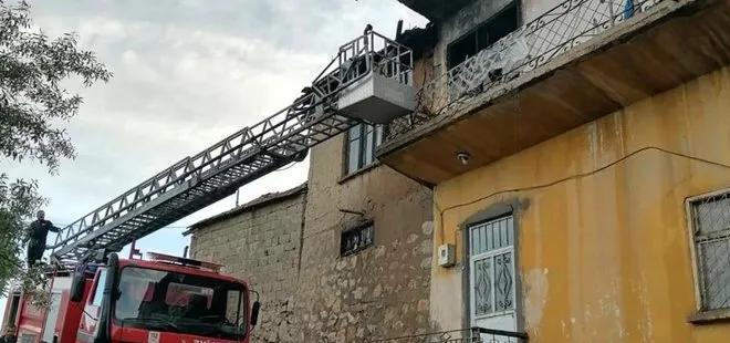 Kerpiç evde çıkan yangın 2 kişiyi hastanelik etti