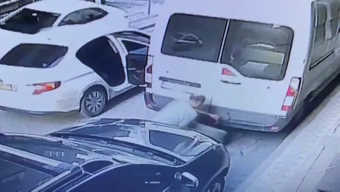 “Pes artık” dedirtti! İstanbul’da minibüsün yedek lastiğini çaldılar - 2