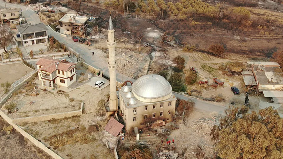 Alevlerin yuttuğu Manavgat'ta cami sapasağlam ayakta!