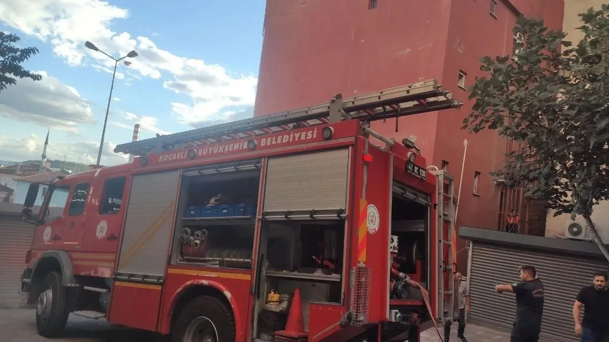 Yangına müdahale eden ev sahibi dumandan etkilendi