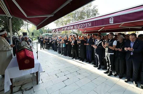 baskan-erdogandan-anne-ve-babasinin-kabrine-ziyaret-hacer-muhterem-cosanin-cenaze-torenine-katildi-1699968715506.jpg Başkan Erdoğan'dan anne ve babasının kabrine ziyaret! Hacer Muhterem Coşan'ın cenaze törenine katıldı - 3