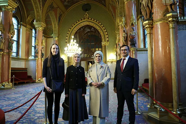 emine-erdogan-macaristan-parlamento-binasi-ile-turk-macar-kultur-yilina-ozel-sergiyi-gezdi-1702921149660.jpg Emine Erdoğan Macaristan Parlamento Binası ile Türk-Macar Kültür Yılı'na özel sergiyi gezdi - 1