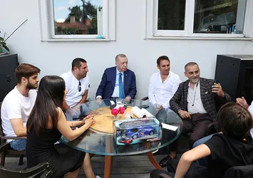 Başkan Erdoğan Üsküdar'da vatandaşlarla sohbet edip çay içti