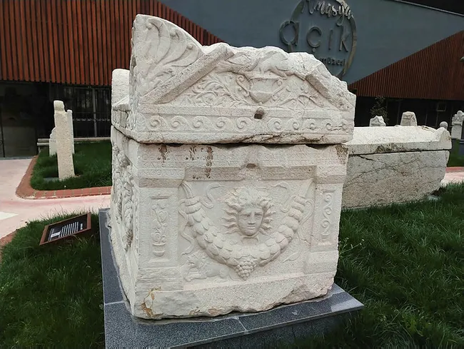 Amasya'da Medusa kabartması ile beddua yazan lahiti uyarılara rağmen soymuşlar! - 5