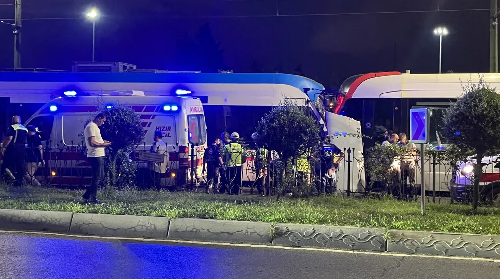 Zeytinburnu'nda iki tramvay çarpıştı